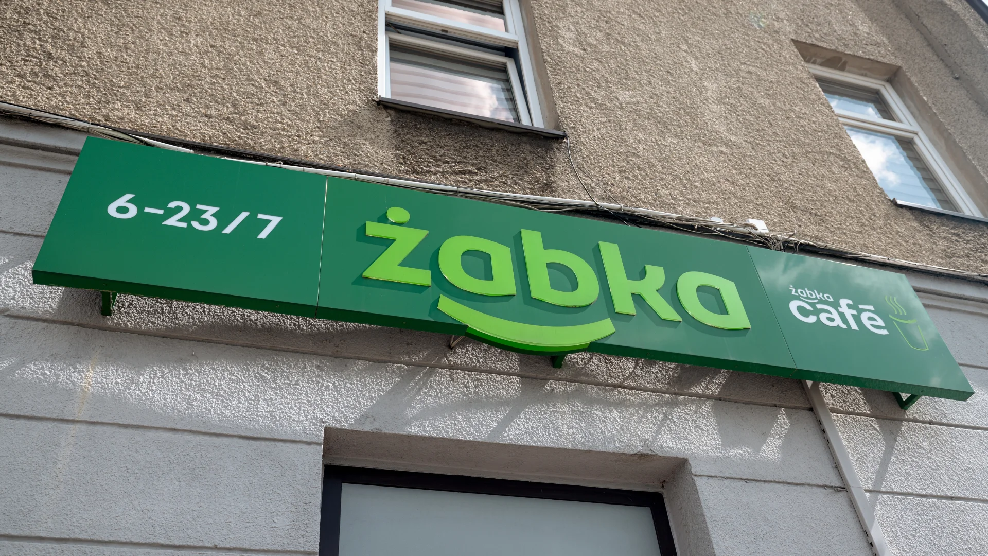2 awarie w Żabce w zaledwie tydzień. Sieć zrywa z plotkami jednym komunikatem logo sklepu Żabka na tle budynku
