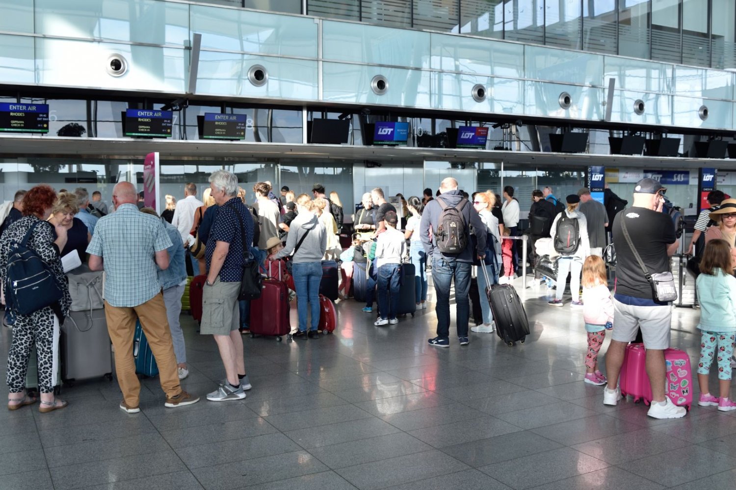 Lotnisko we Wrocławiu z genialnym materiałem o bezpieczeństwie na lotnisku Lotnisko we Wrocławiu znalazło genialny sposób na doedukowanie turystów