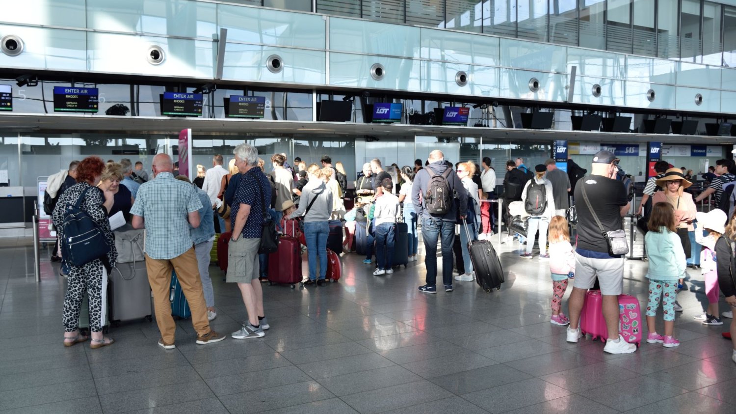 Lotnisko we Wrocławiu z genialnym materiałem o bezpieczeństwie na lotnisku Lotnisko we Wrocławiu znalazło genialny sposób na doedukowanie turystów