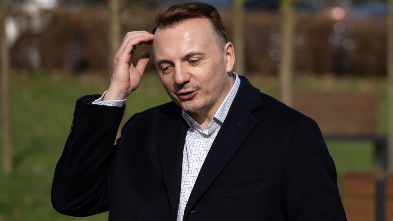 Wyniki wyborów prezydenta Krakowa. Będzie II tura Łukasz Gibała, kandydat na prezydenta Krakowa, drapie się po głowie