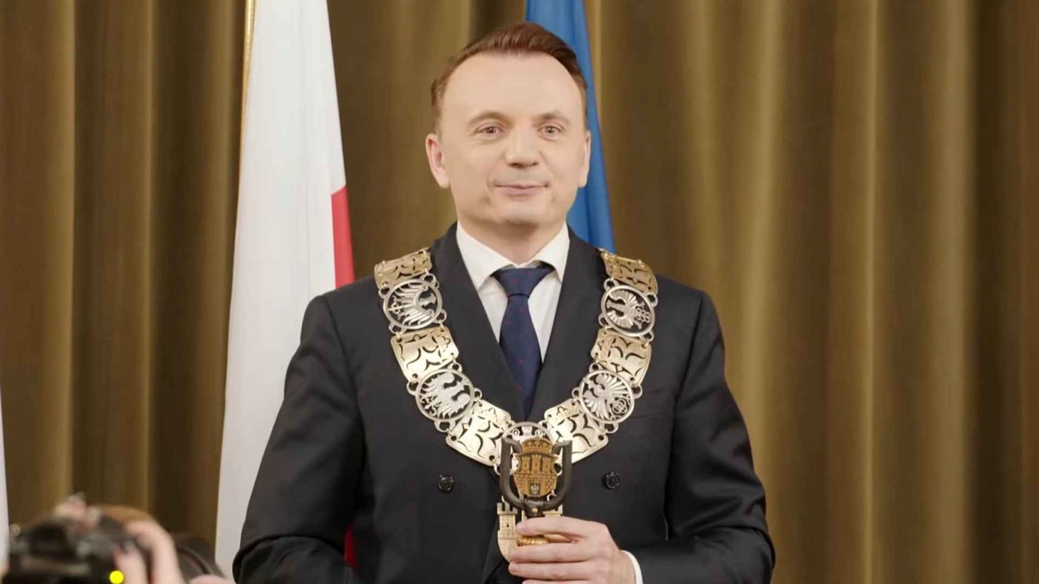 Łukasz Gibała z insygniami władzy.