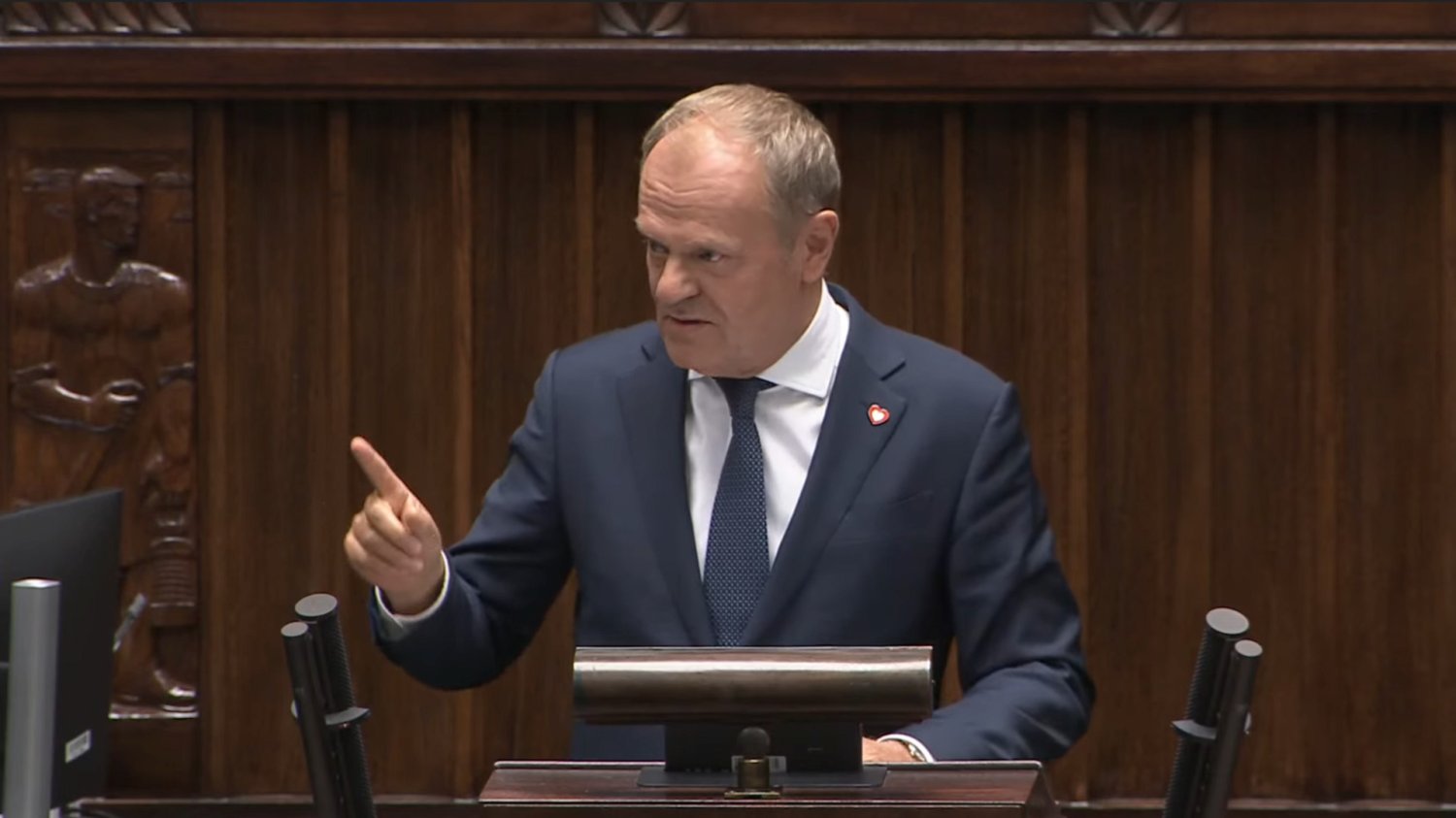 Donald Tusk na mównicy sejmowej.
