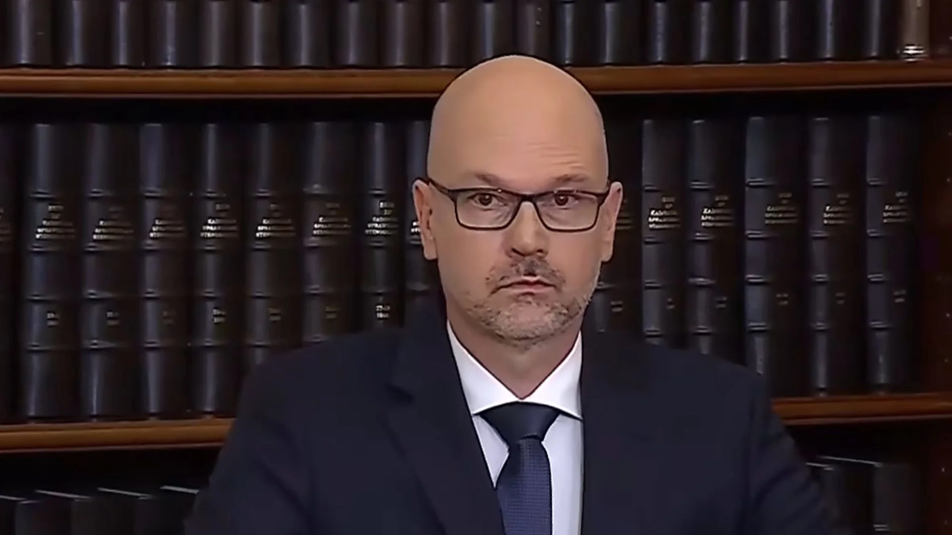 Berek idzie ze Święczkowskim do prokuratury. Za rękoczyny za drzwiami TK