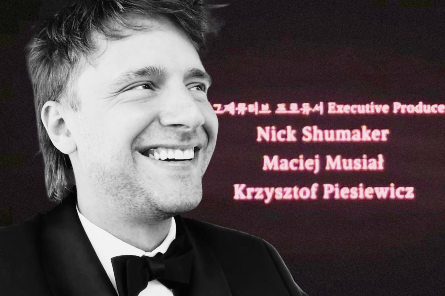 Maciej Musiał na tle napisów filmowych