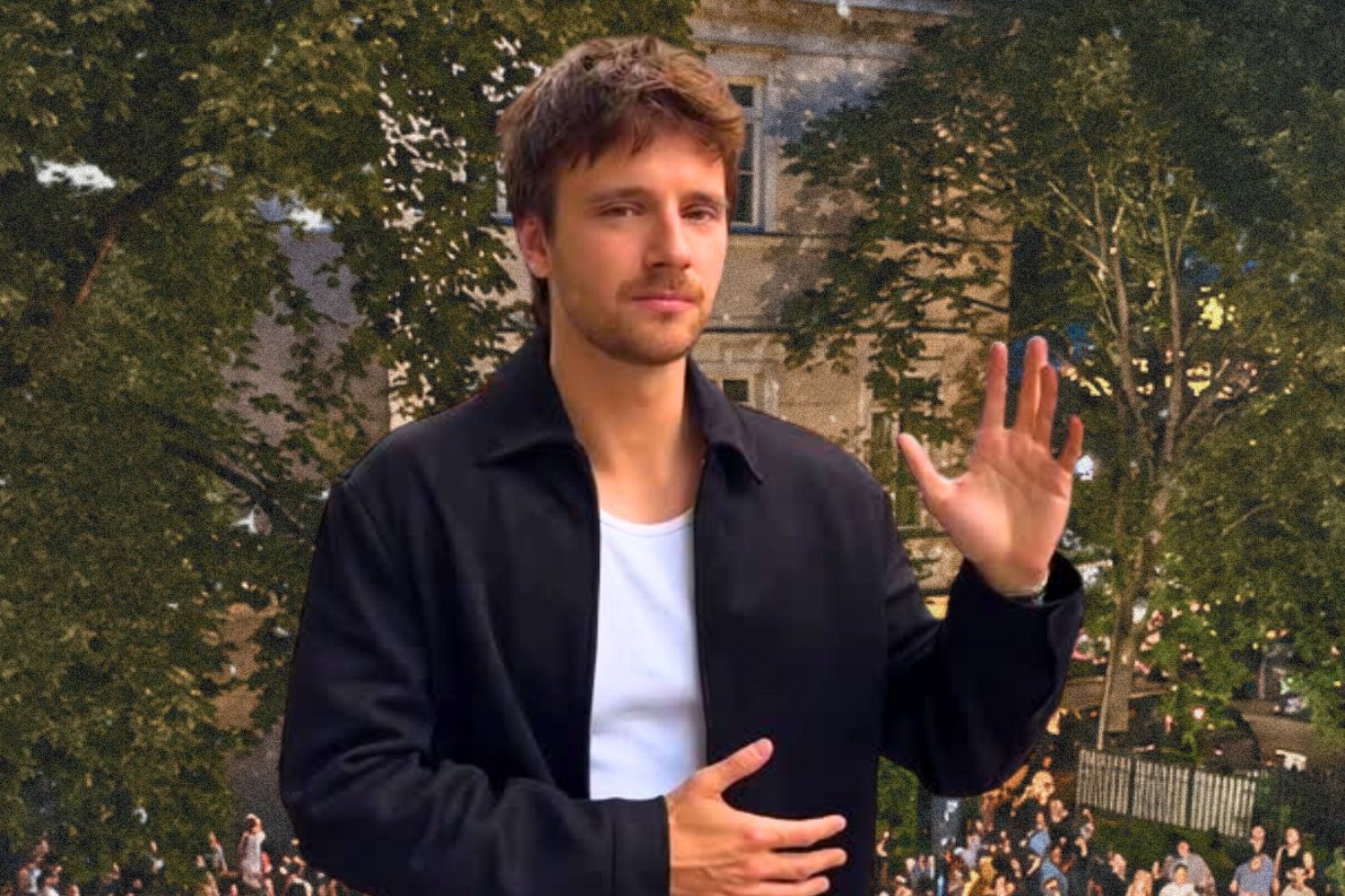 Maciej Musiał na tle tańczącego tłumu
