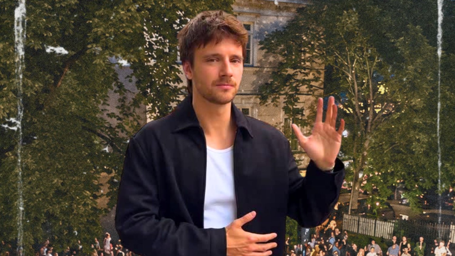 Maciej Musiał na tle tańczącego tłumu