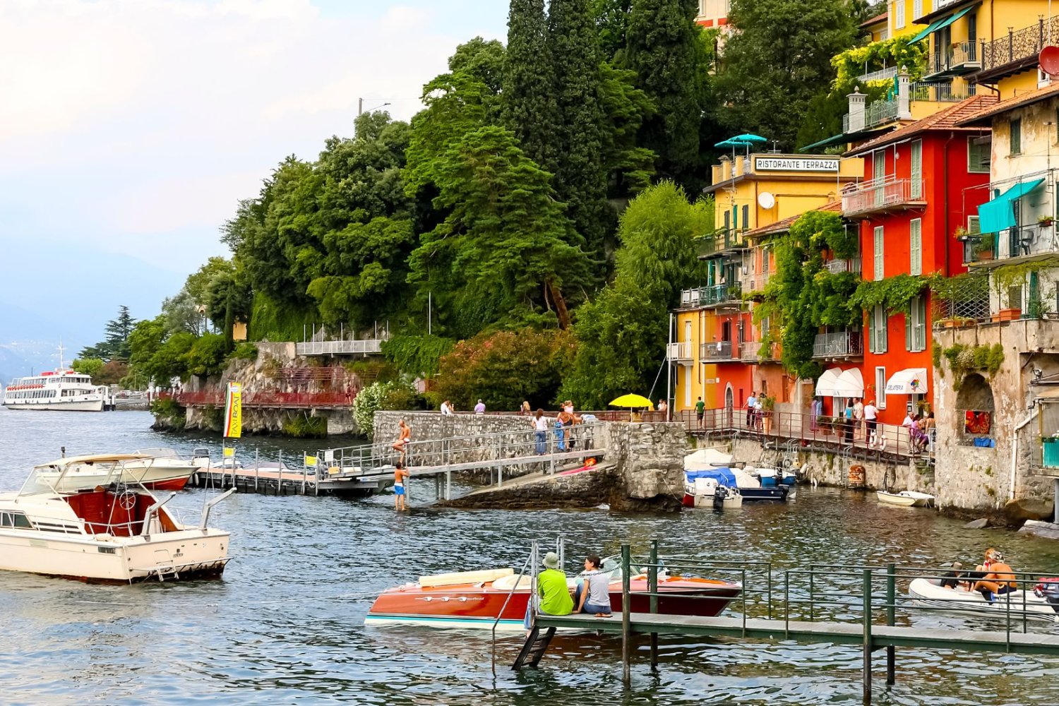 Walka z overtourismem w Varennie Mandat za bikini nad jeziorem Como