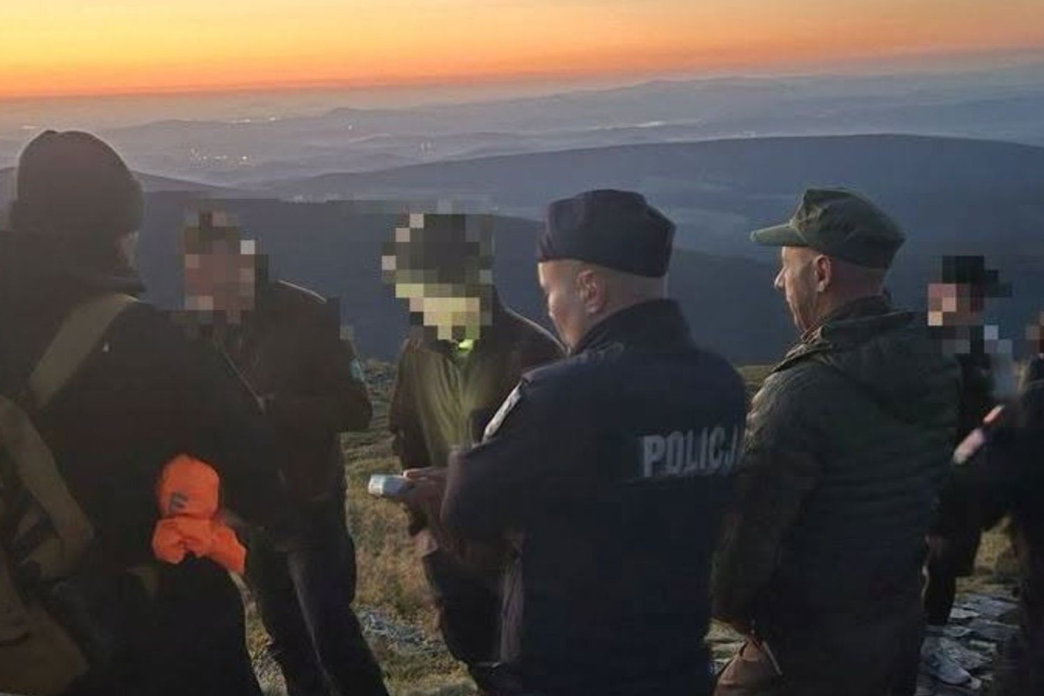 Mandaty na Śnieżce. Policja i Straż Parku ruszyły jeszcze przed świtem