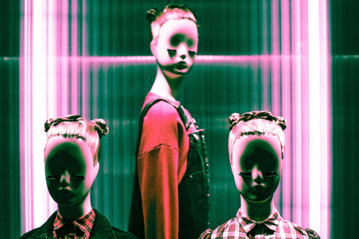 Manekiny w ciemnej, neonowej, surrealistycznej aranżacji