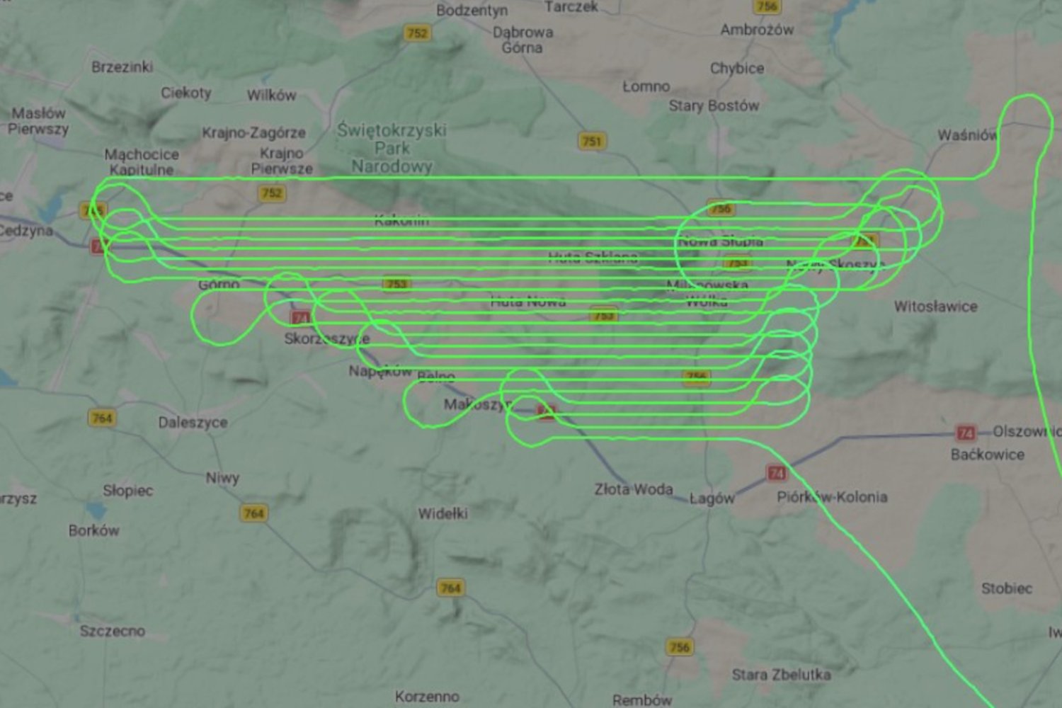 Mapa flightradar24.com z nietypową siatką lotu samolotu