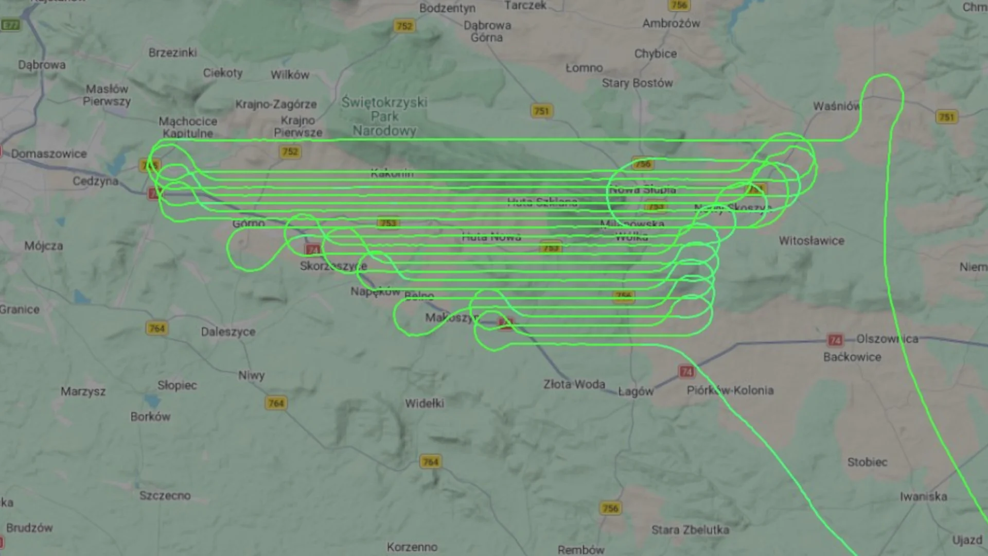 Co to za samolot latający w nocy nad miastem? Nisko i głośno. Mapa flightradar24.com z nietypową siatką lotu samolotu