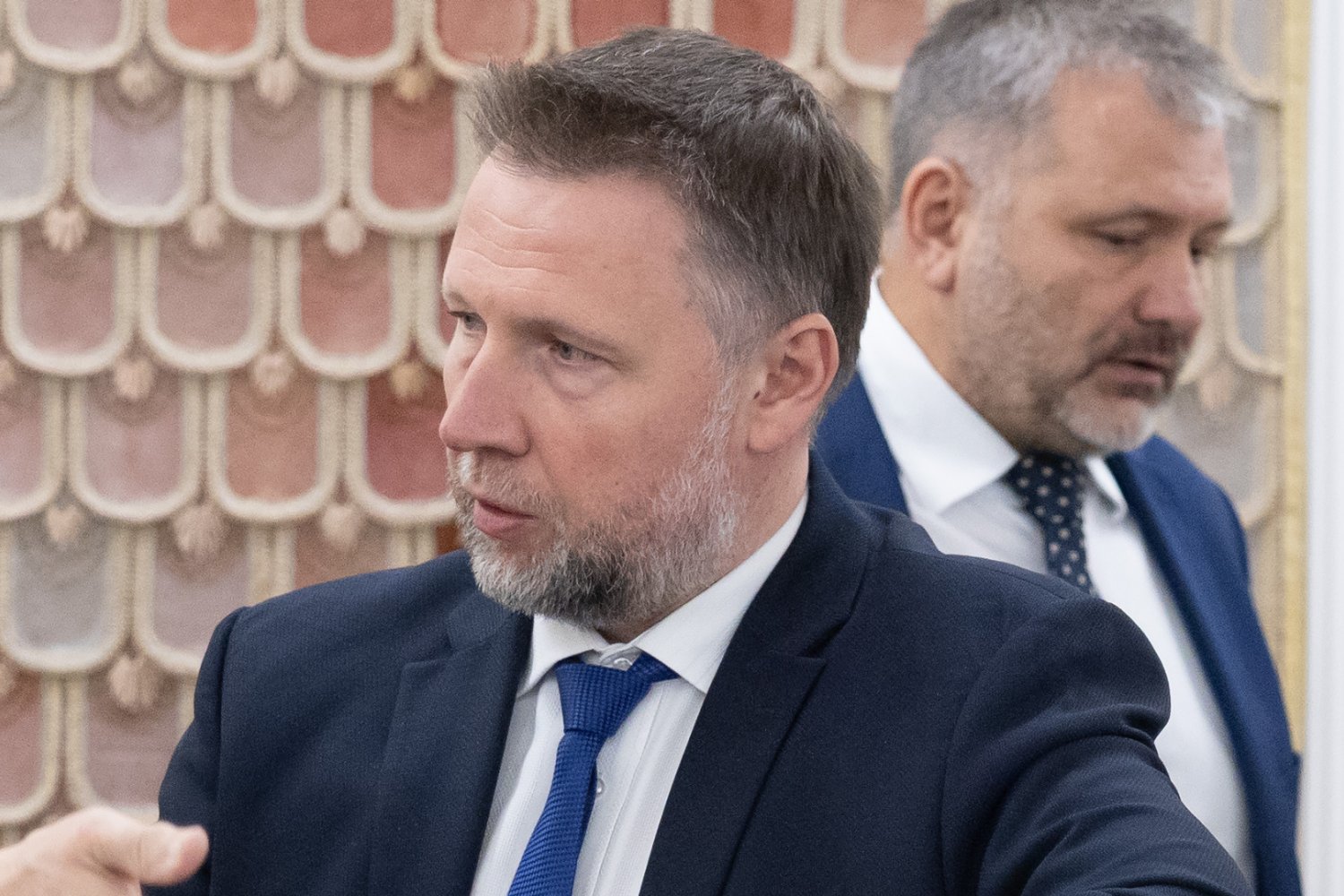 Marcin Kierwiński, w tle Waldemar Żurek