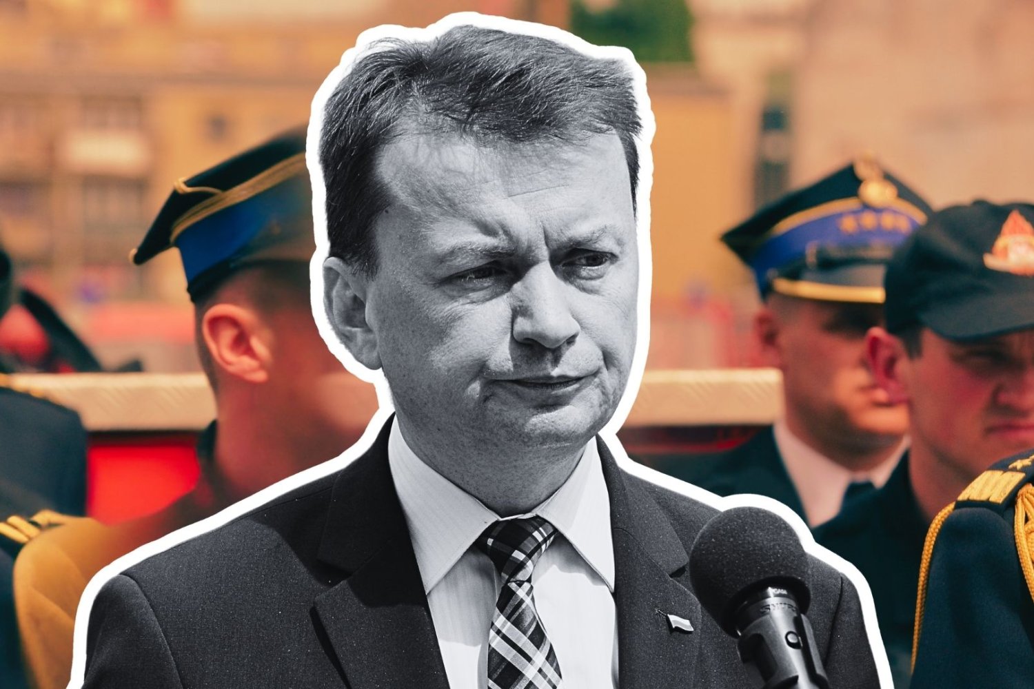 Mariusz Błaszczak na tle żołnierzy