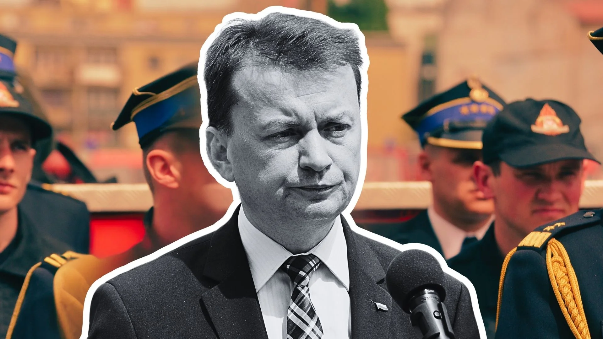 Mariusz Błaszczak na tle żołnierzy