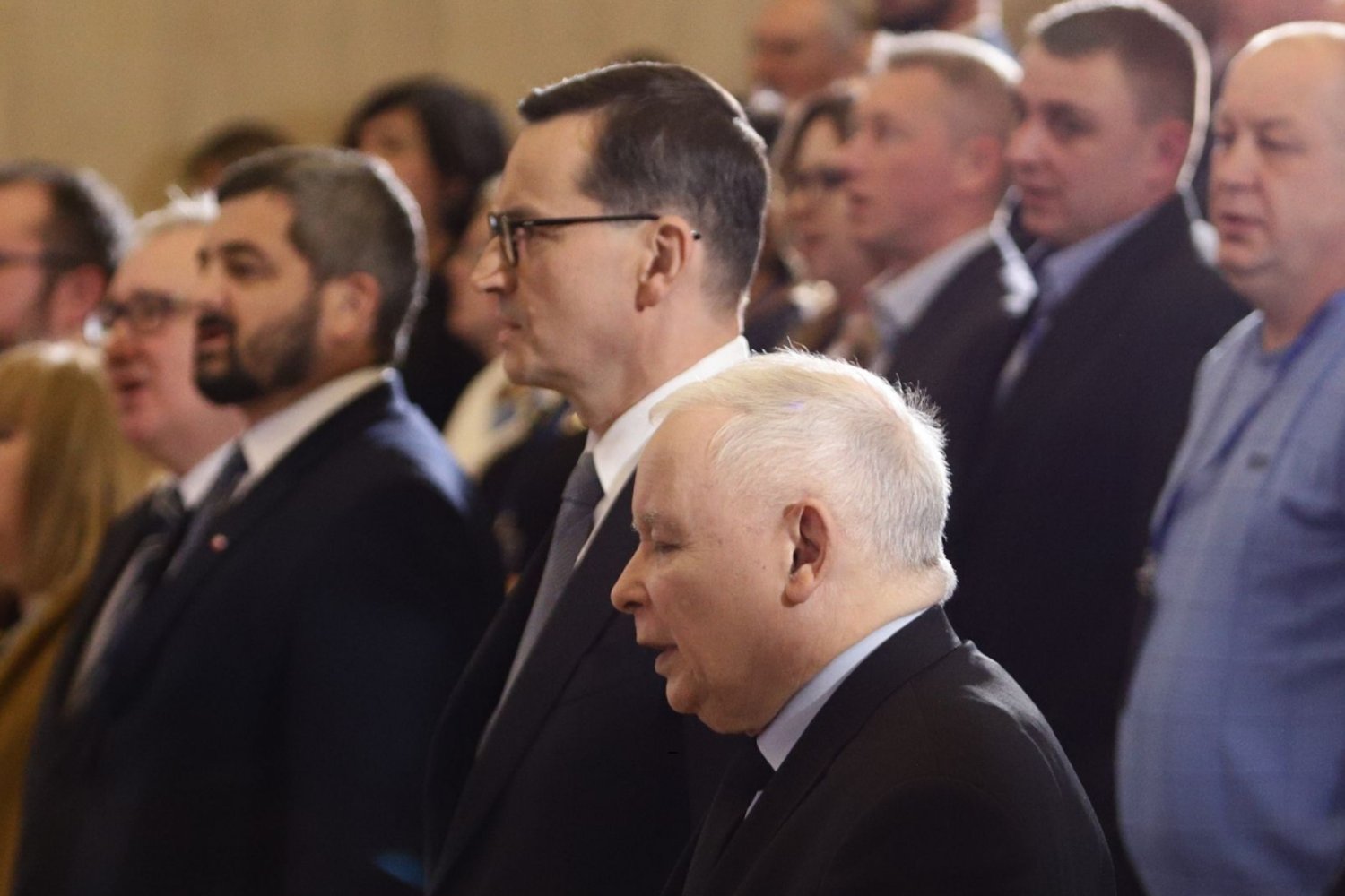 Sondaż wskazał winnych rozłamu w PiS. Morawiecki nie wchodzi cały na biało Mateusz Morawiecki i Jarosław Kaczyński