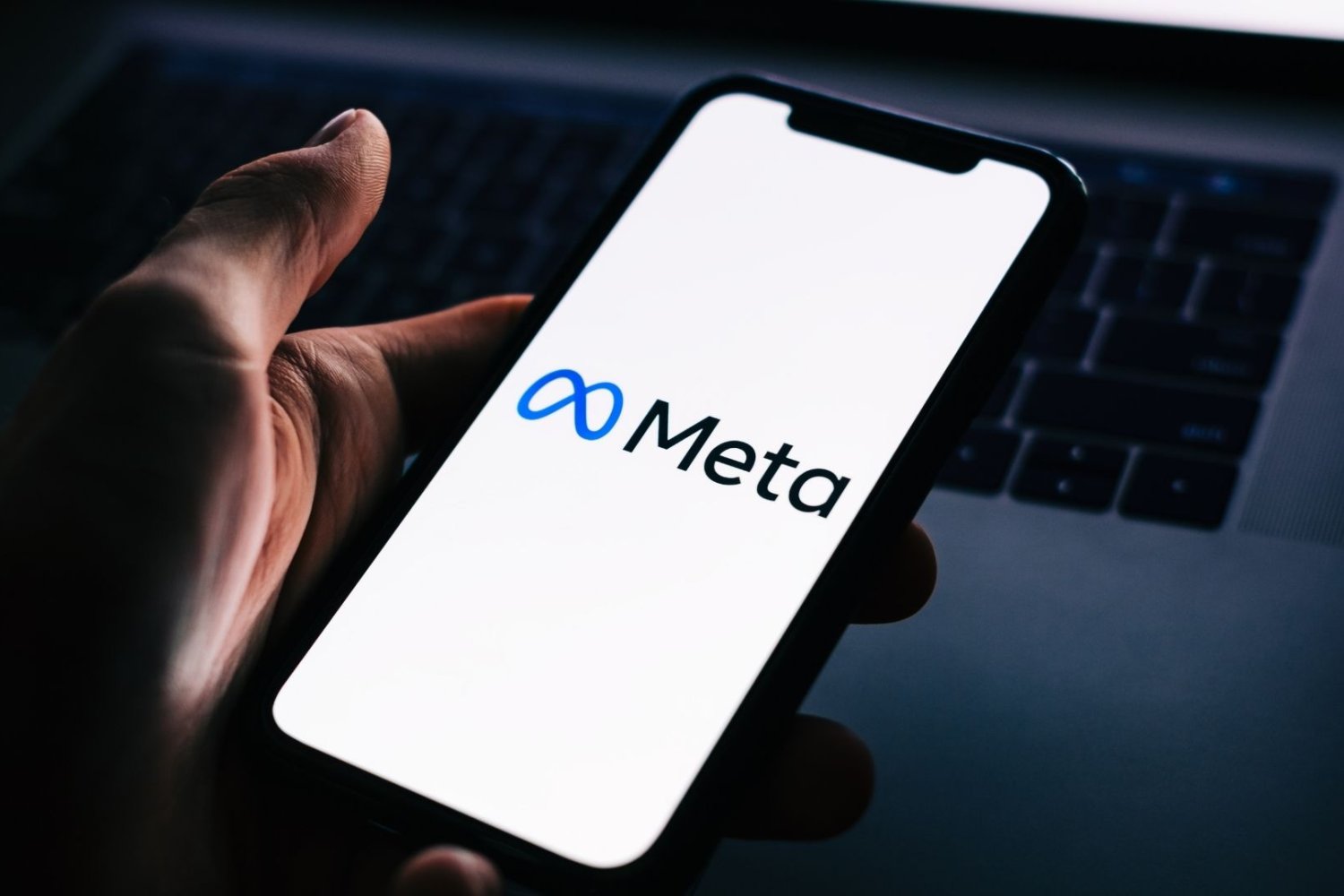 Meta ugina się ws. oszustw na jej platformach. Zadziałały apele z Polski Meta, telefon, smartfon