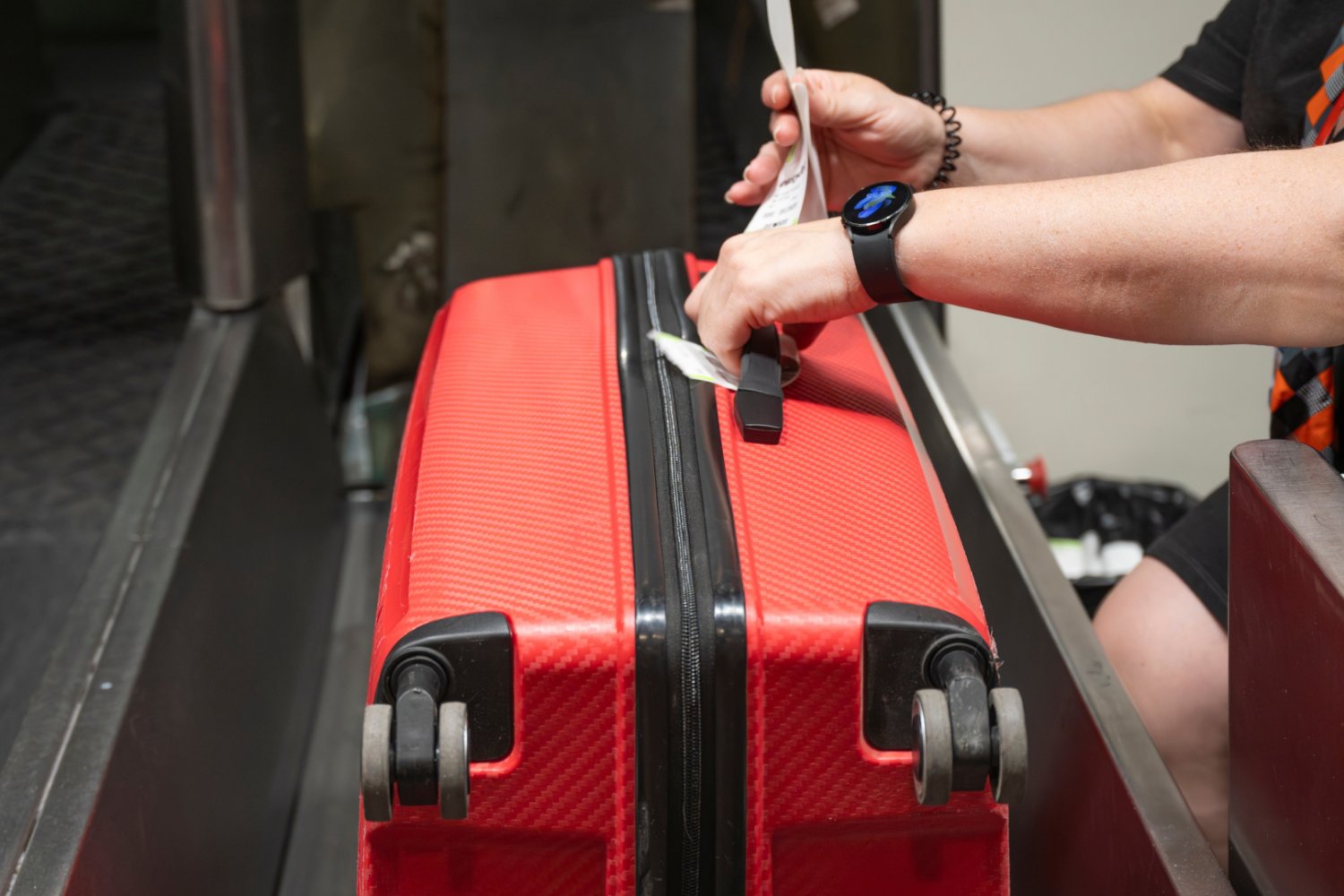 Walizka do Paczkomatu InPost z Action zamiast bagażu Ryanair Mężczyzna na lotnisku z walizką podróżną