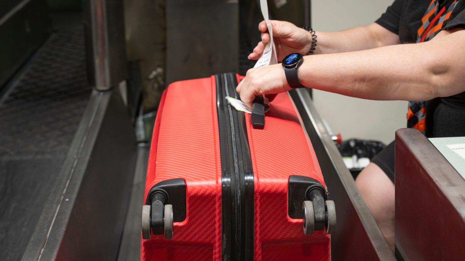 Walizka do Paczkomatu InPost z Action zamiast bagażu Ryanair Mężczyzna na lotnisku z walizką podróżną