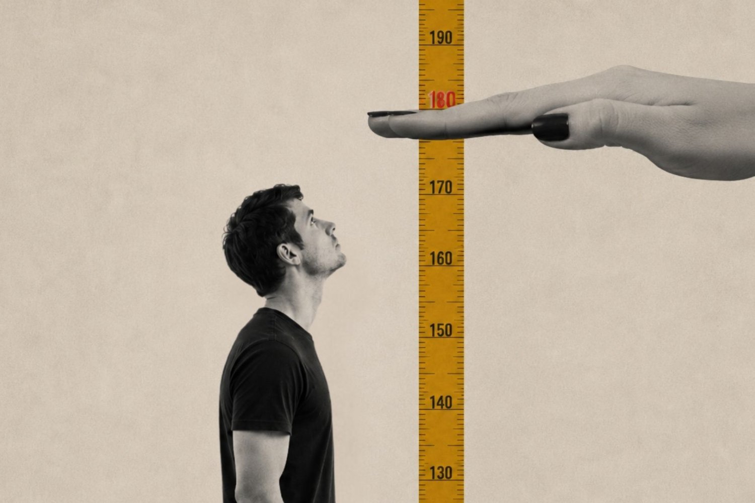Mężczyzna patrzy na dłoń kobiety, która wskazuje poziom 180 cm na miarce