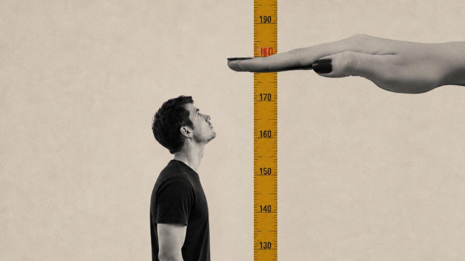 Mężczyzna patrzy na dłoń kobiety, która wskazuje poziom 180 cm na miarce