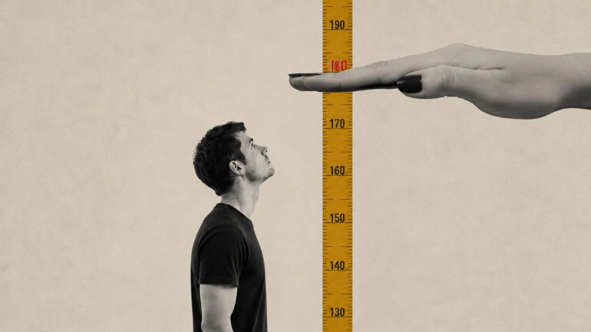 Mężczyzna patrzy na dłoń kobiety, która wskazuje poziom 180 cm na miarce