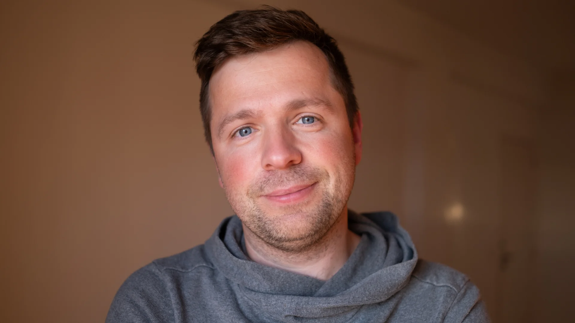 Najrzadsze imiona męskie w Polsce. Dane PESEL 2026 Mężczyzna w bluzie, ilustracja do tekstu o najrzadszych imionach męskich w Polsce