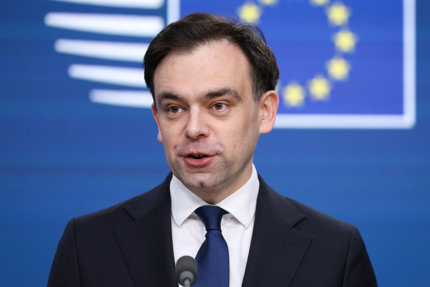 Mężczyzna w garniturze. Minister finansów Andrzej Domanski