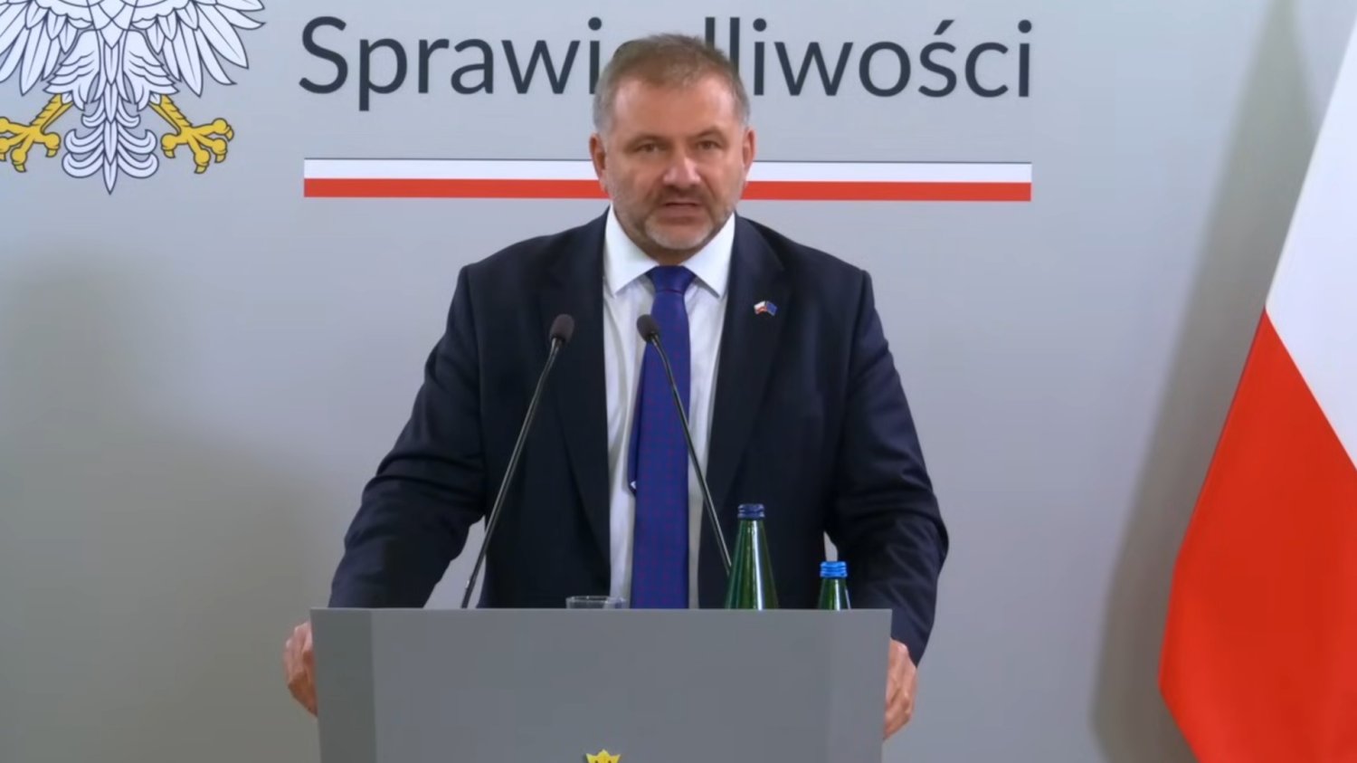 Afera ze szpitalem w Warszawie. Trzaskowski zaapelował do Żurka Mężczyzna w garniturze na mównicy