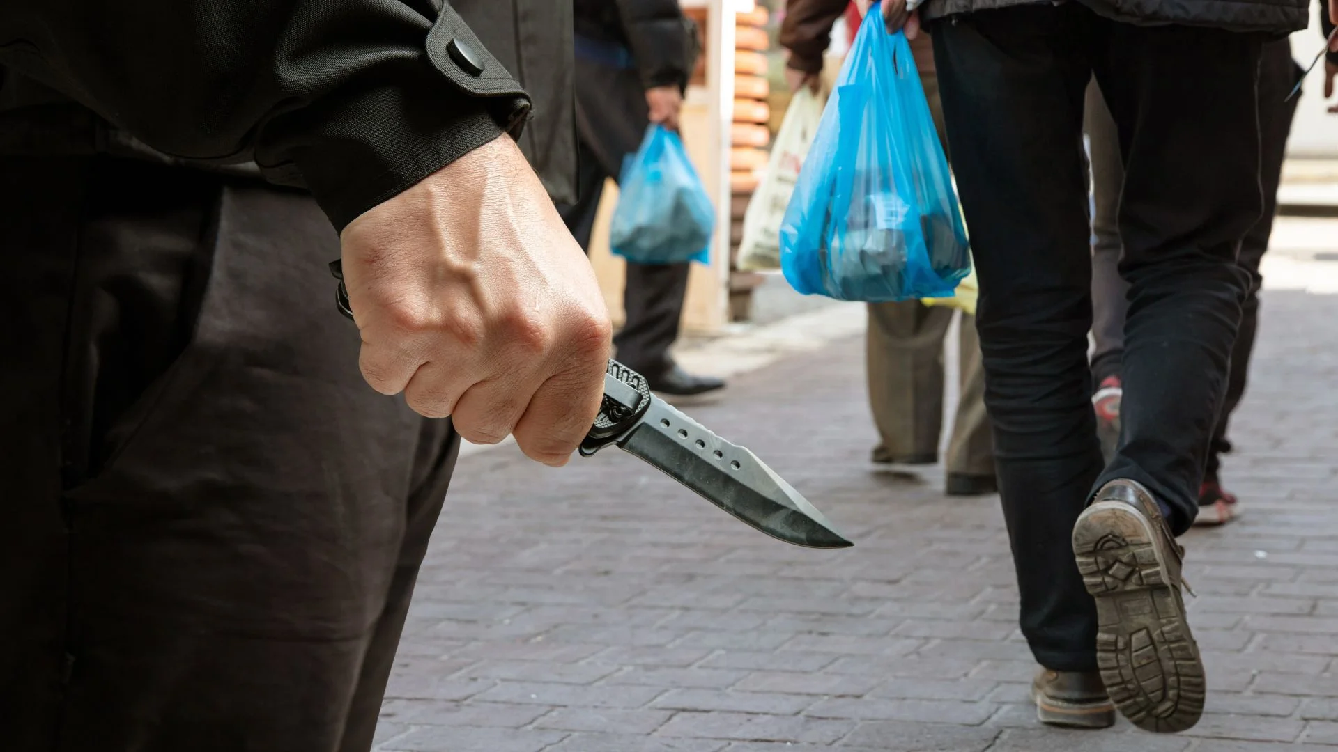 Ataku nożownika boi się już każdy, ale jak wtedy zareagować? Ekspert ma jedną radę