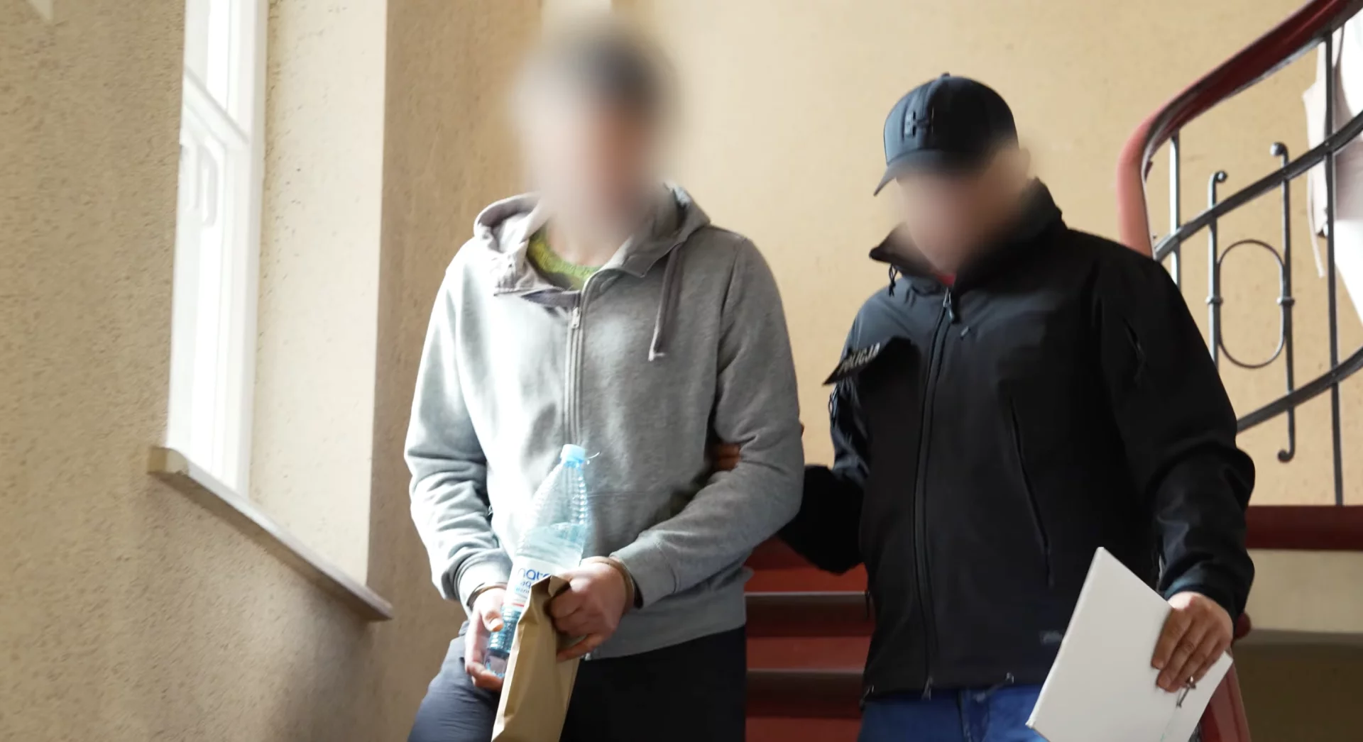 Podejrzany o zabójstwo 13-letniej Izy prowadzony przez policjanta Mężczyzna zatrzymany ws. zabójstwa 13-letniej Izy prowadzony przez policjanta