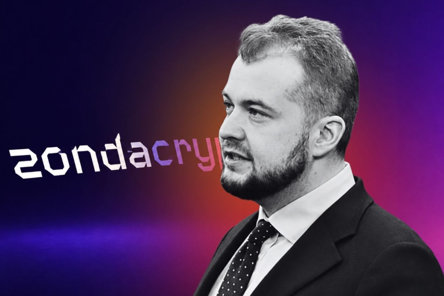 Michał Moskal na tle logo Zondacrypto