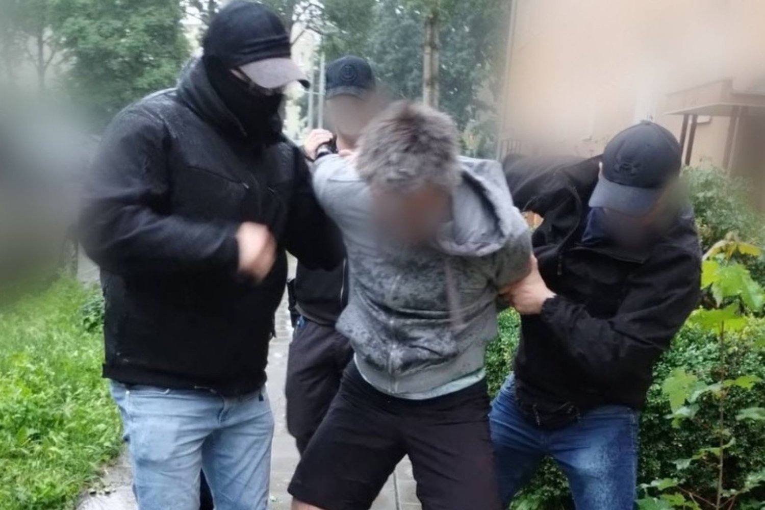Michał S., podejrzany o zabójstwo 13-letniej Izy prowadzony przez policjantów
