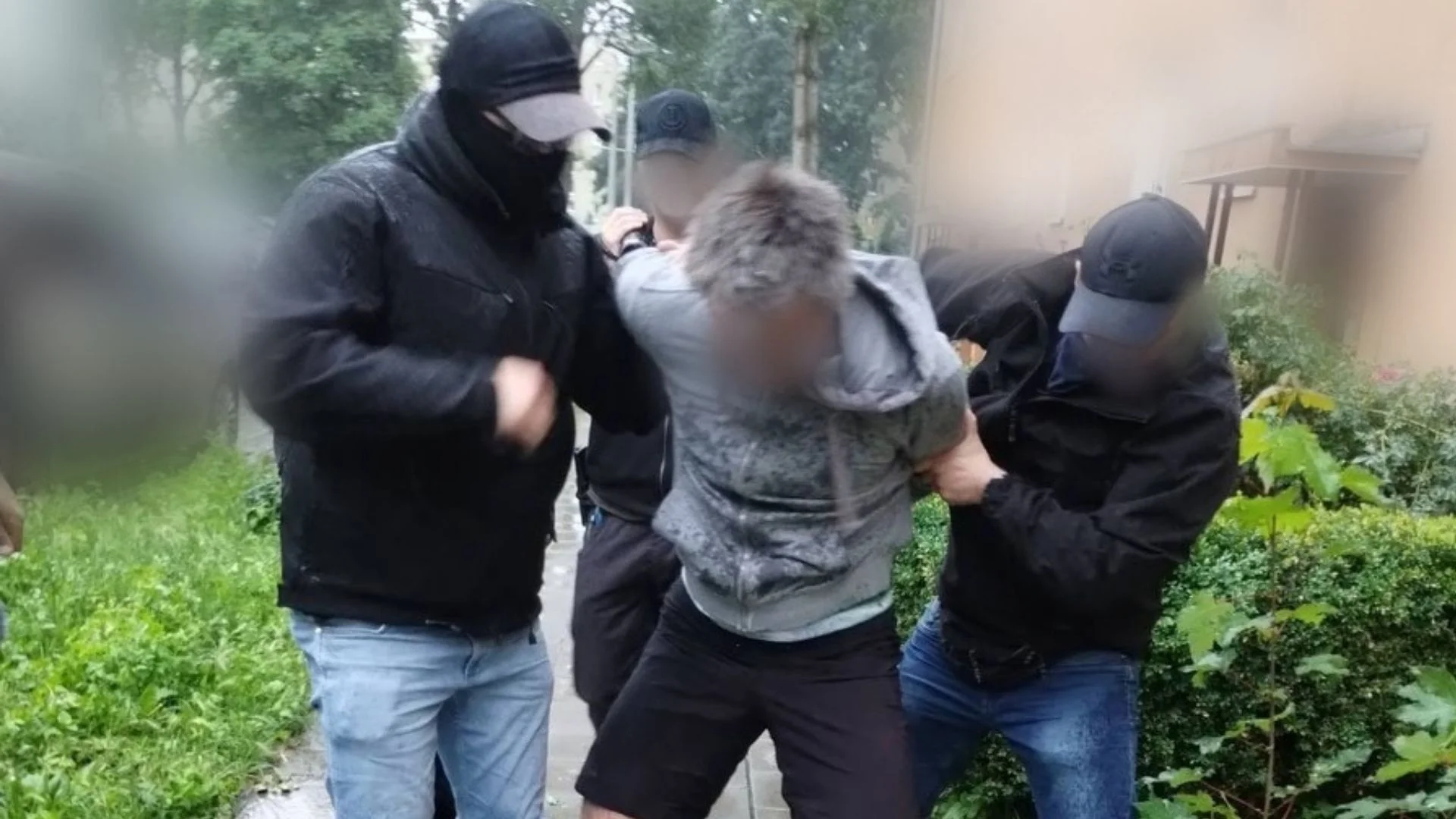 Michał S., podejrzany o zabójstwo 13-letniej Izy prowadzony przez policjantów