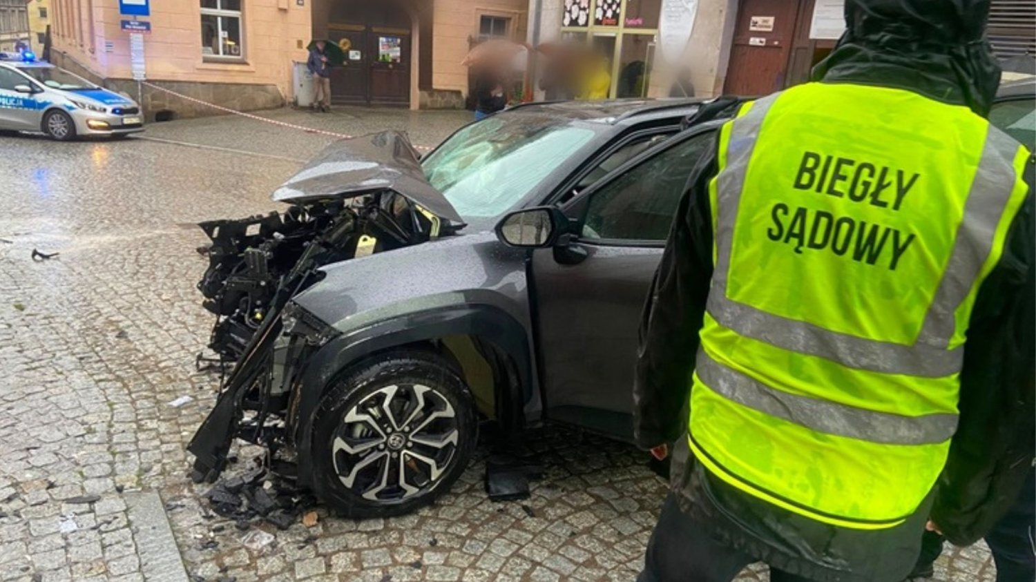 Szokujący obrót spraw po wypadku w Bardzie. Nagle potrzebna 3. sekcja zwłok Miejsce wypadku w Bardzie
