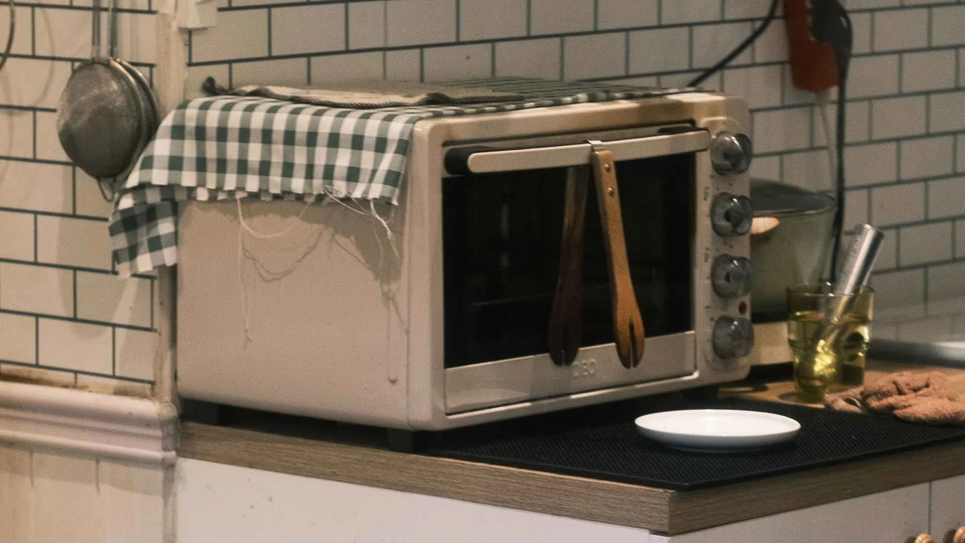 Air fryer kontra minipiekarnik. Wybór, który uwalnia miejsce na kuchennym blacie
