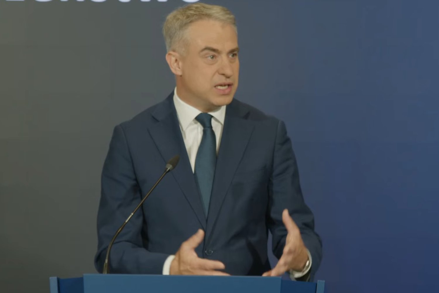 Minister cyfryzacji Krzysztof Gawkowski wypowiadający się podczas oficjalnej konferencji prasowej