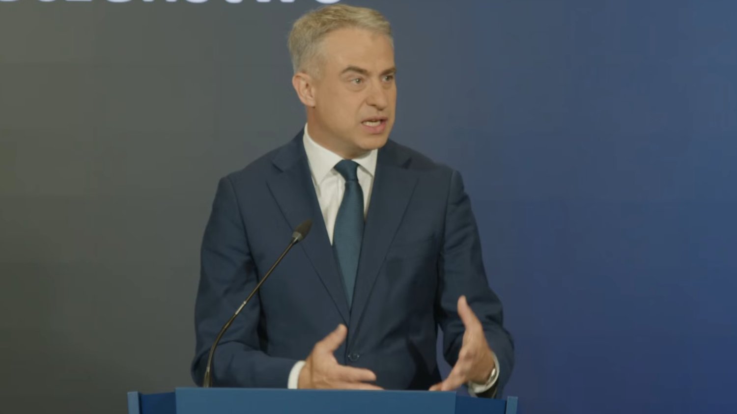 Minister cyfryzacji Krzysztof Gawkowski wypowiadający się podczas oficjalnej konferencji prasowej