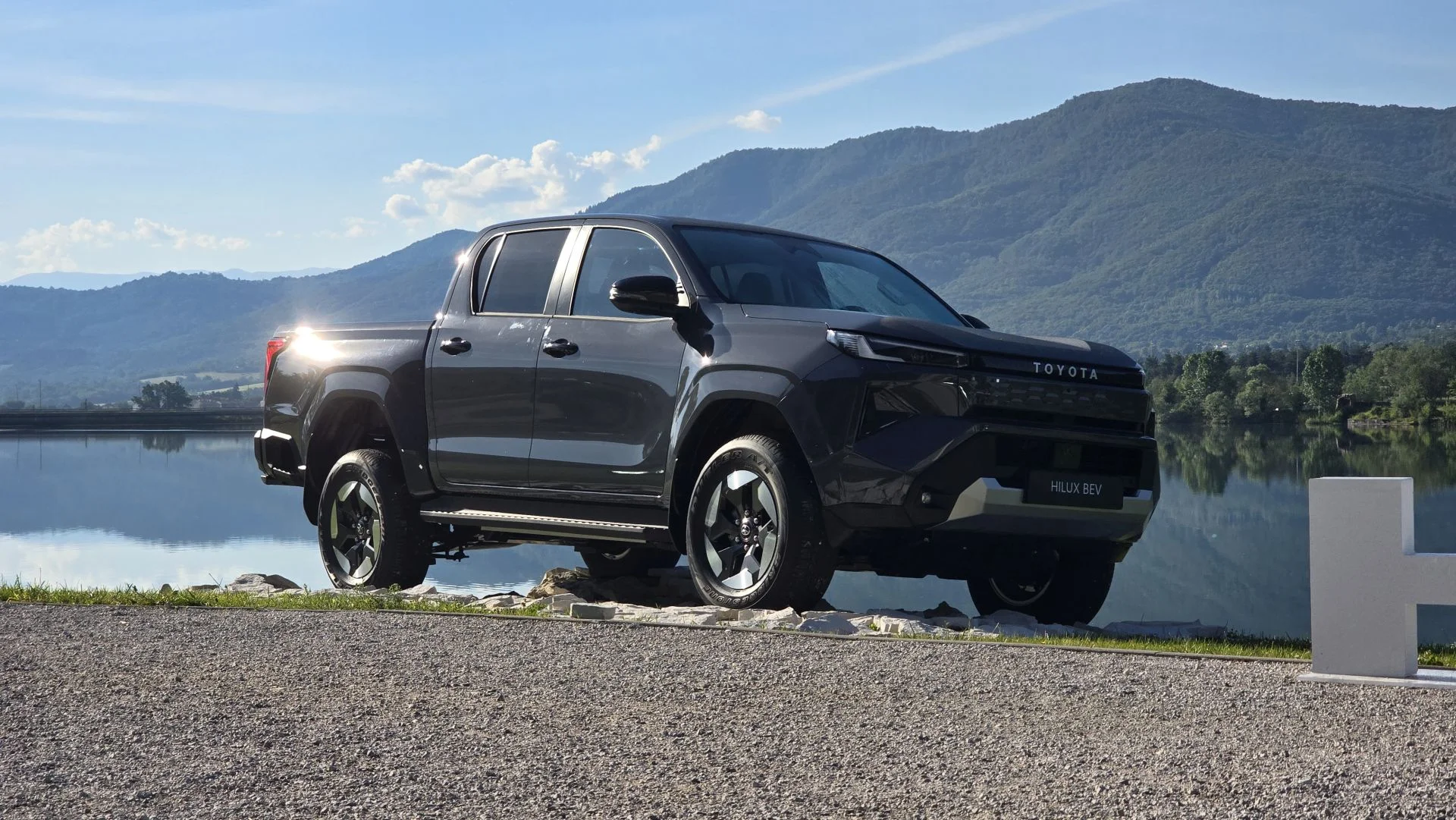 nowa Toyota Hilux