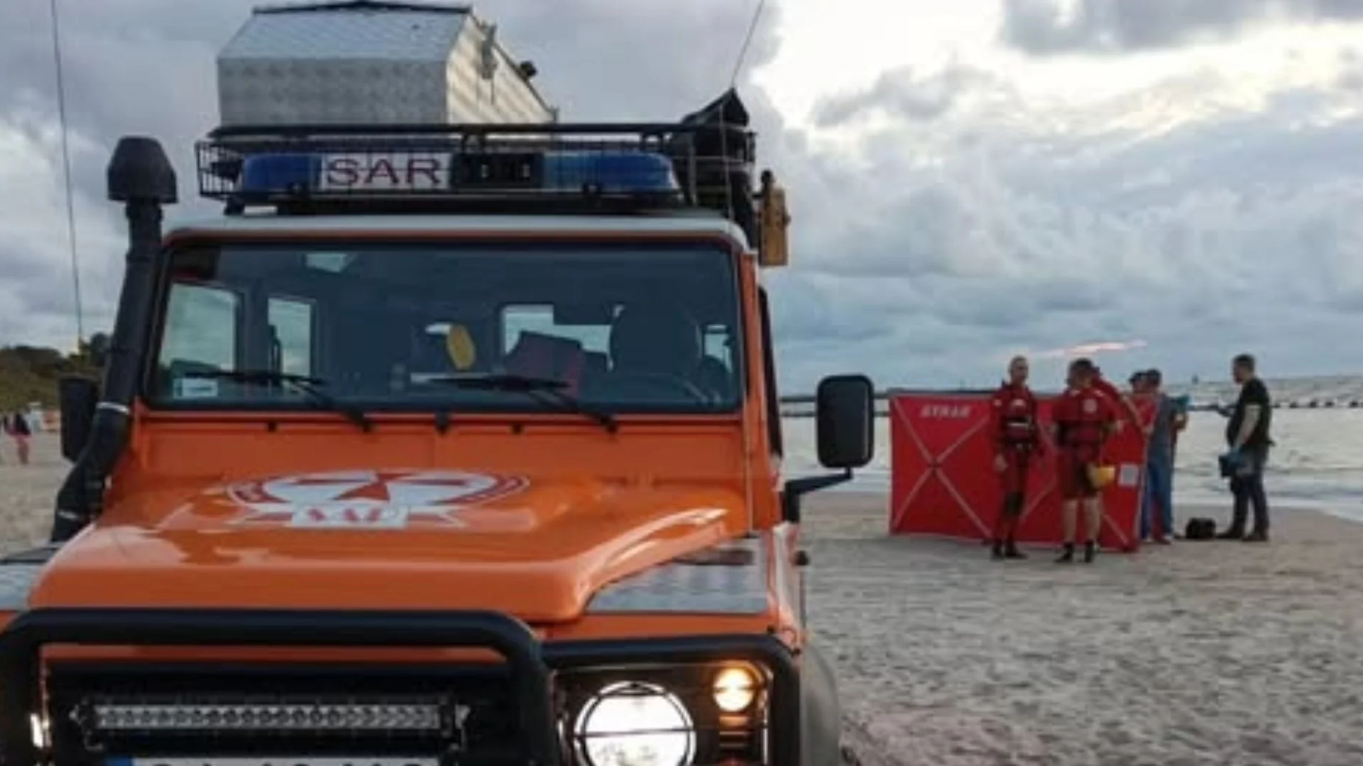 Tragedia na plaży w Darłówku. Morze porwało 2 osoby, trwała walka z czasem