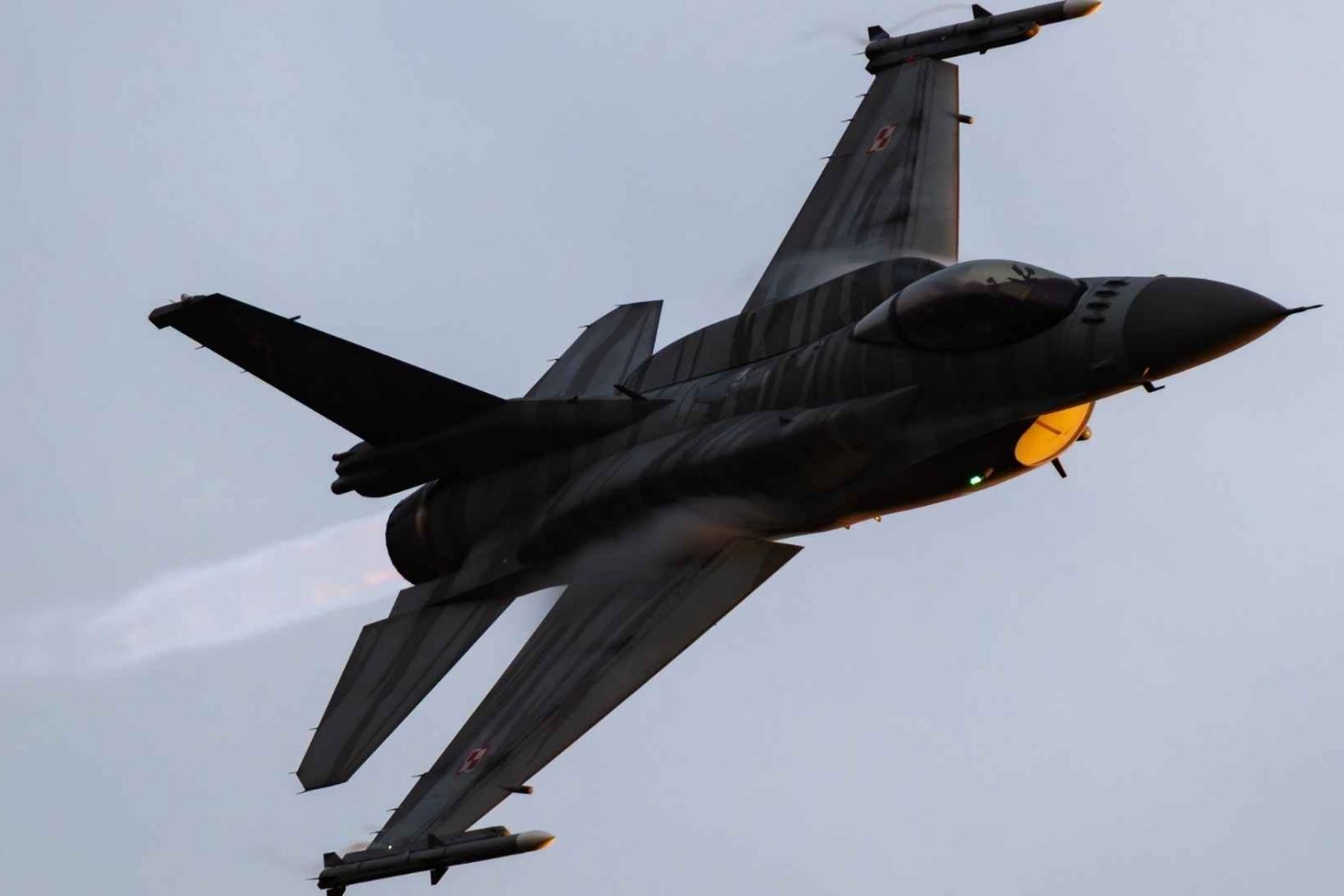 myśliwiec F16 z polskimi oznaczeniami