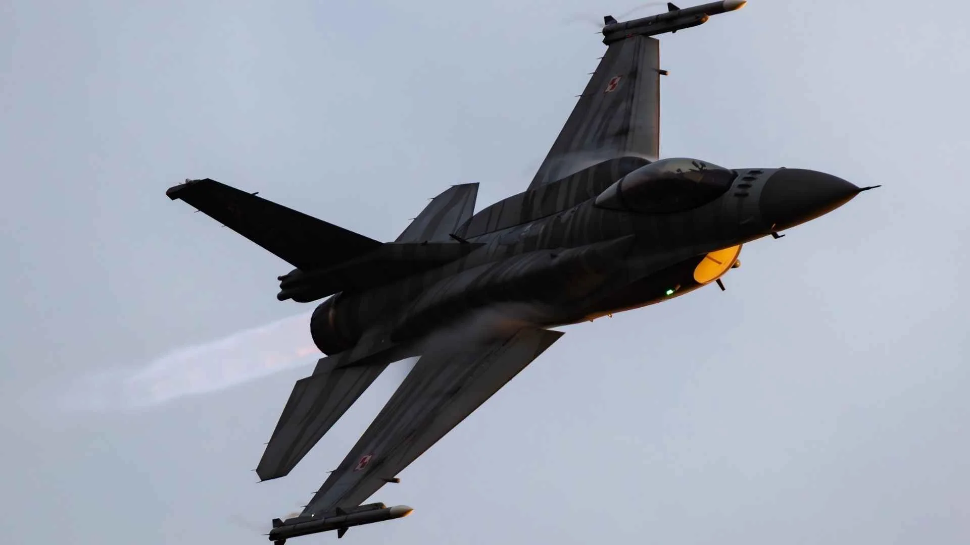 myśliwiec F16 z polskimi oznaczeniami