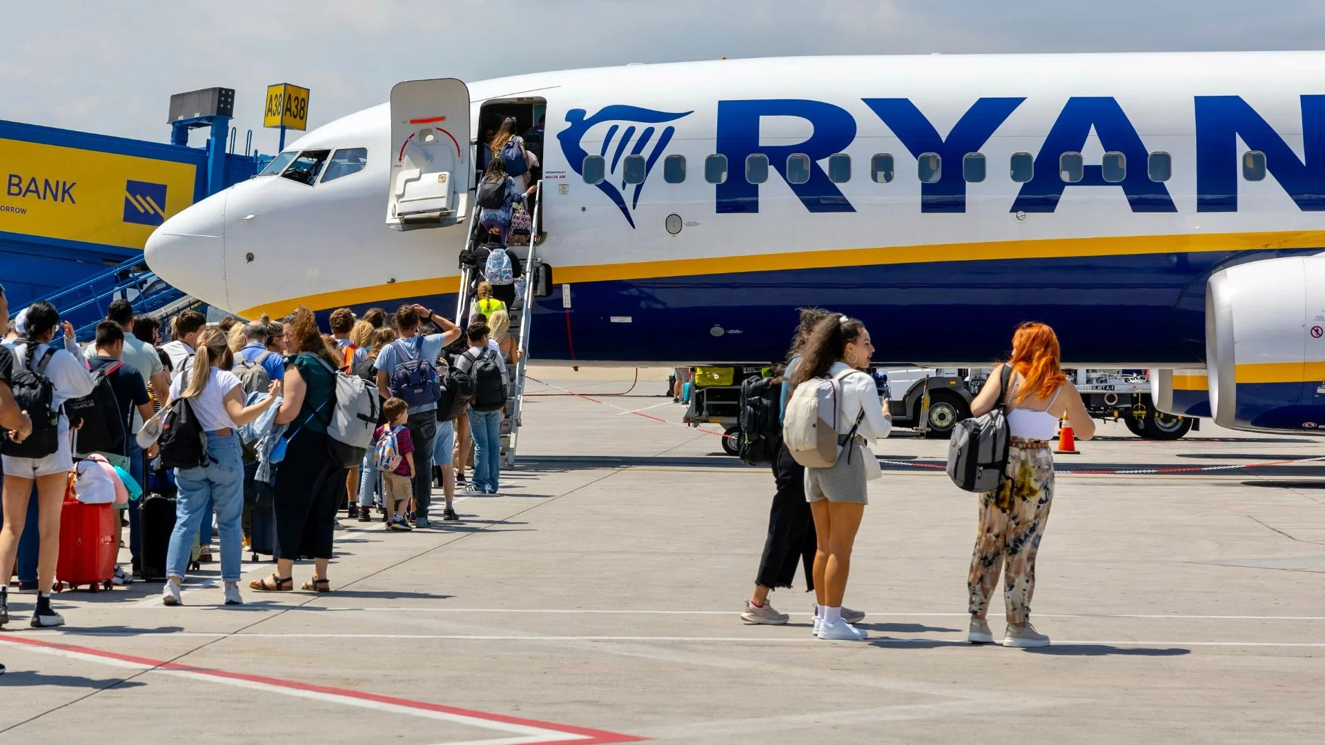Mistrz pakowania do Ryanaira. Trudno się nie zaśmiać, ale ten sposób działa