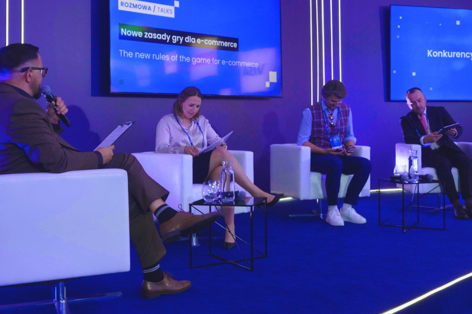 Koniec unijnej naiwności. Czy opłaty zniszczą model "ultratanich" zakupów z Azji? Na XXXV Forum Ekonomicznym w Karpaczu odbył się panel "Nowe zasady gry w e-commerce", poświęcony przełomowym zmianom unijnym w obszarze handlu elektronicznego i walce z zalewem ultratanich paczek z Chin.