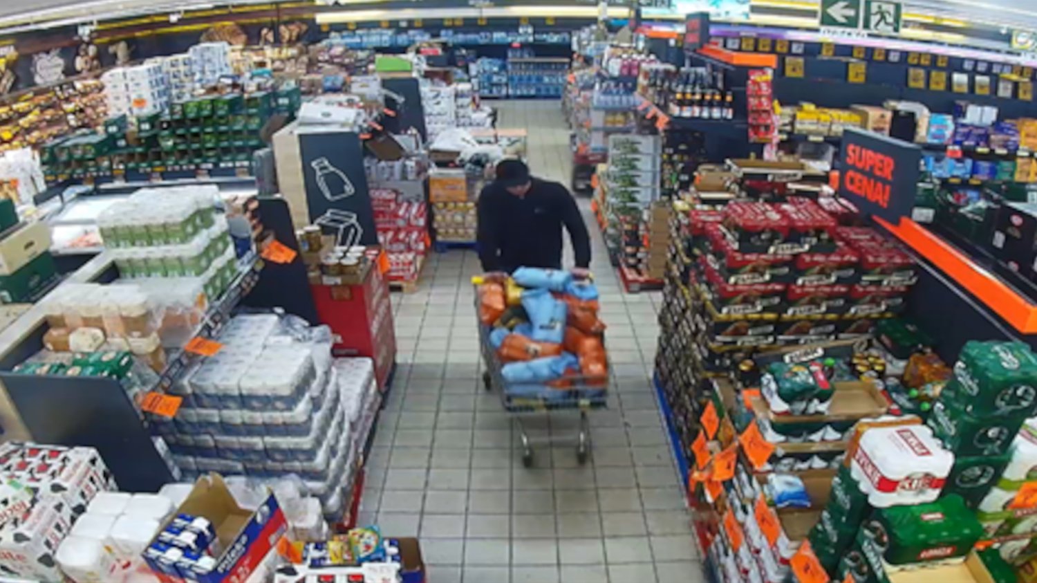 Wynosili kawę z Biedronki jak z własnej spiżarni. Nagranie wszystko ujawniło