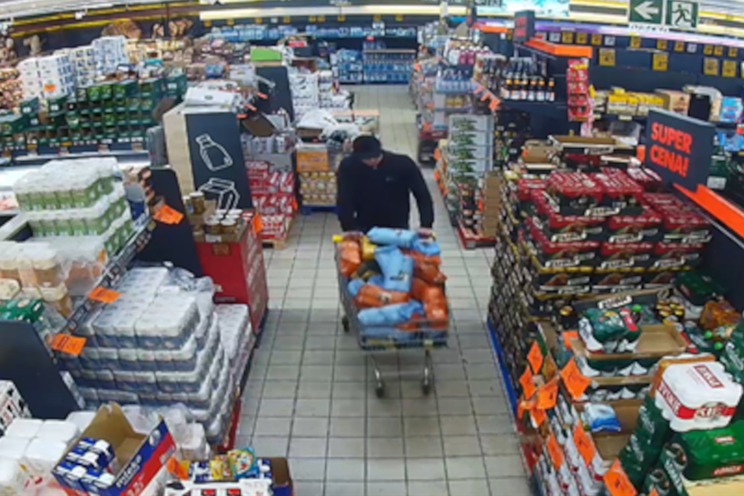 Nagranie z monitoringu ze złodziejem kawy w Biedronce