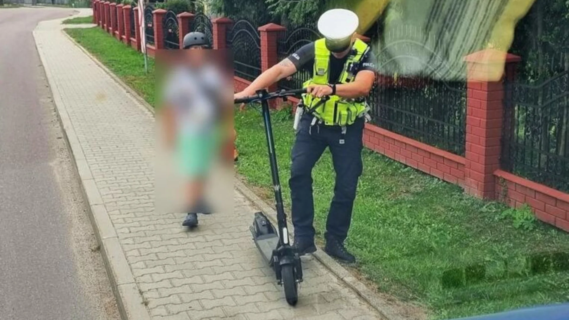 Kukiriniarz: co znaczy i kim jest? Nastolatek zatrzymany przez policjanta za zbyt szybką jazdę na hulajnodze, kukiriniarz w polskim mieście