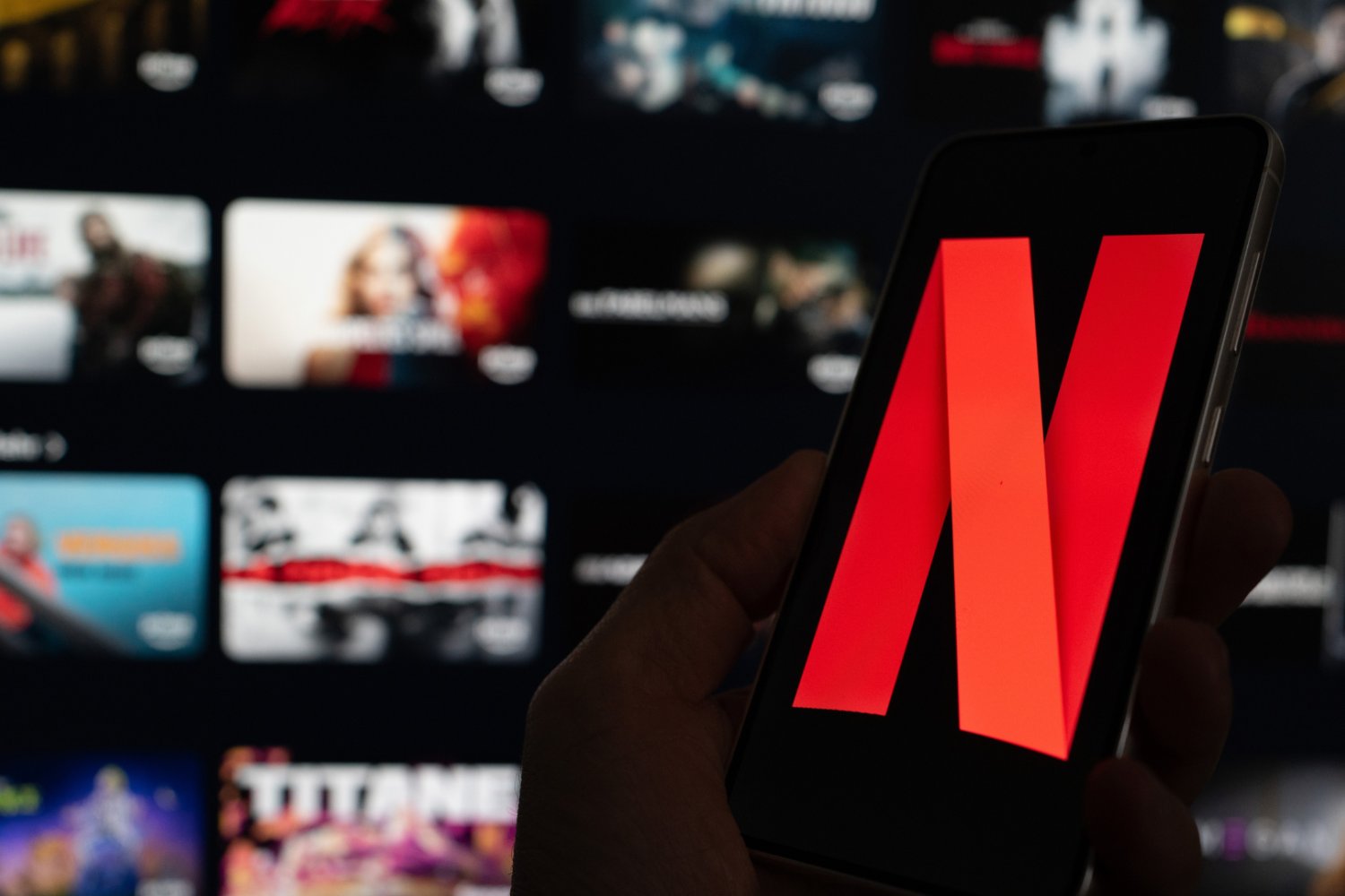 Netflix, w tle ekrany z filmami