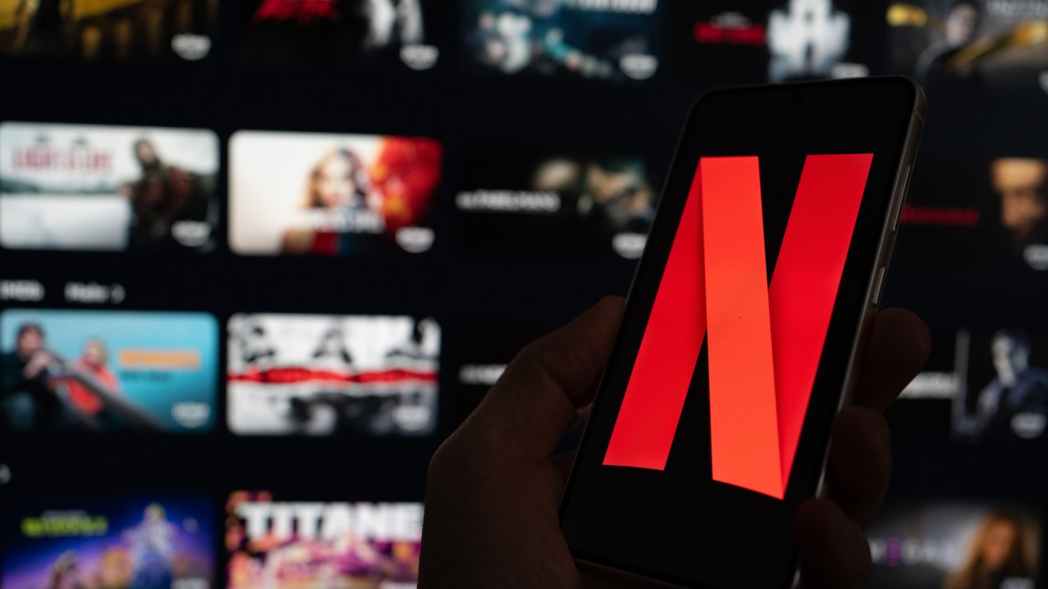 Netflix traci widzów. Ci nudzą się serialami platformy już po 1. sezonie Netflix, w tle ekrany z filmami