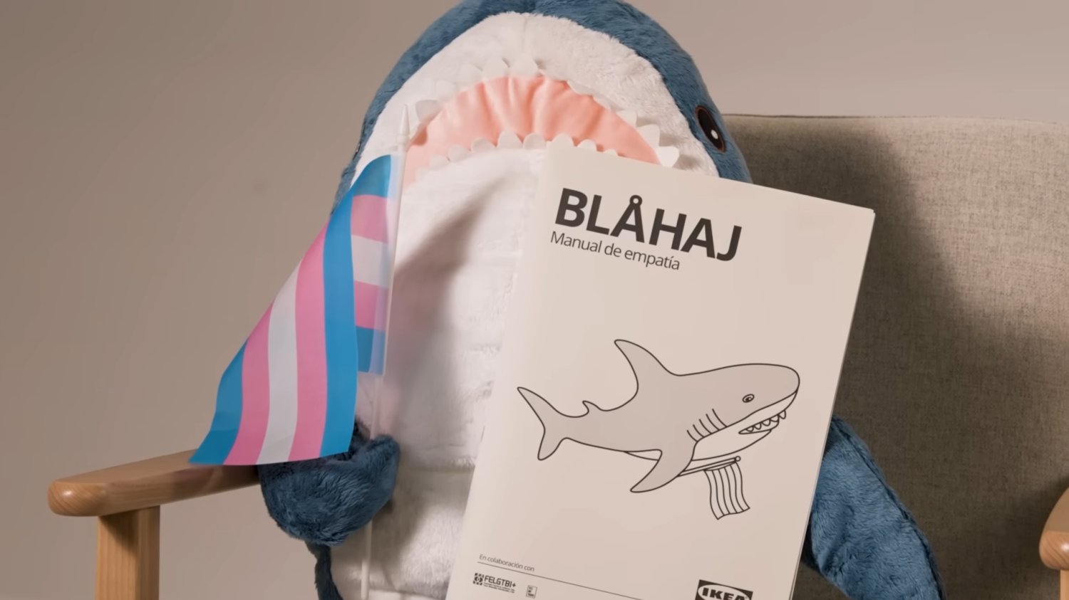 Rekin BLÅHAJ z IKEA ma swoją instrukcję obsługi Niebieski pluszowy rekin z flagą trans i instrukcją