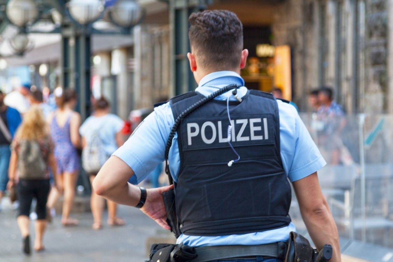 Berlin oskarża Rosję po akcji z dronem w Lipsku. Kreml zapowiada "lustrzany" odwet niemiecki policjant
